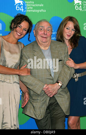 (L-R) Schauspielerin Valeria Cavalli, französischer Filmemacher Claude Chabrol und französische Schauspielerin Ludivine Saignier posieren für Fotografen am Ende der Pressekonferenz auf dem Film '' La Fille Coupee de Deux "("das Mädchen in zwei Teile geschnitten") auf der 64. Internationalen Filmfestspiele in Venedig, Italien, 2. September 2007. Foto: Hubert Boesl Stockfoto