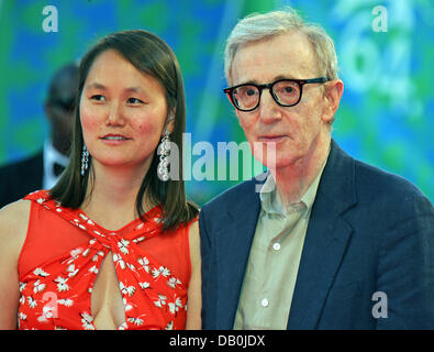 US-Schauspieler und Regisseur Woody Allen und seine Frau Soon-Yi kommen bei der Filmpremiere von "Cassandras Traum" bei der 64. Filmfestspiele von Venedig in Venedig, Italien, 2. September 2007. Foto: Hubert Boesl Stockfoto