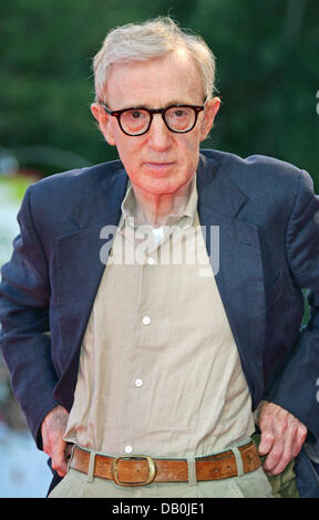 US-Schauspieler und Regisseur Woody Allen kommt bei der Filmpremiere von "Cassandras Traum" bei der 64. Filmfestspiele von Venedig in Venedig, Italien, 2. September 2007. Foto: Hubert Boesl Stockfoto