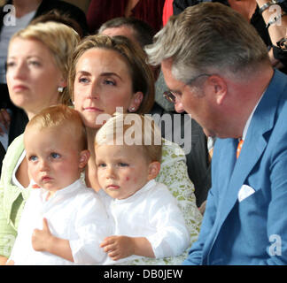 Princess Claire (C), Prinz Laurent und ihre zwei Prinzen Nicolas und Aymeric besuchen die Feier der Königin Paola von Belgien den 70. Geburtstag mit 800 Freiwilligen, die gegen Kinder Missbrauch am Schloss Laken, Belgien, 2. September 2007 kämpfen. Foto: Albert van der Werf (Niederlande) Stockfoto