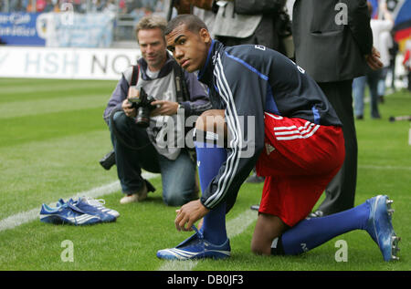 Der Hamburger Nigel de Jong Schnürsenkel seiner Schuhe vor der Bundesliga passen Hamburger SV Vs FC Bayern München im Stadion der HSH Nordbank Arena in Hamburg, Deutschland, 2. September 2007. Das Spiel endete mit einem 1: 1-Unentschieden. Foto: Carmen Jaspersen Stockfoto