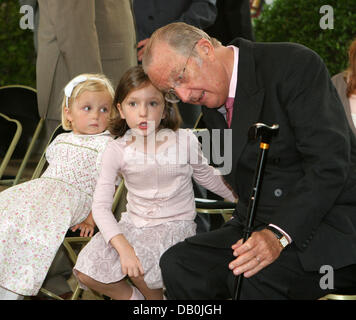 König Albert II. spricht mit seinen Enkelinnen, Princess Laetitia Maria (C) und Prinzessin Louise, bei der Feier des 70. Geburtstag der Königin Paola mit 800 Freiwilligen, die sich mit Kinder-Missbrauch am Schloss Laken, Belgien, 2. September 2007. Foto: Albert Nieboer (Niederlande) Stockfoto