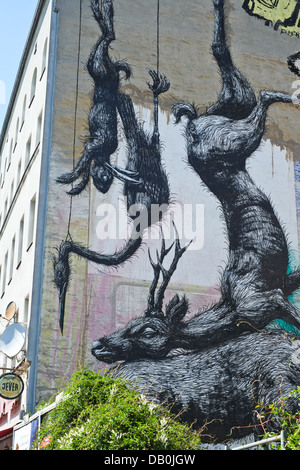GRAFFITI AUF WÄNDEN IN BERLIN-KREUZBERG Stockfoto