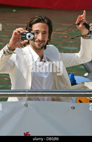 US-Schauspieler Adrien Brody winkt den Fans verlassen der Pressekonferenz auf dem Film "The Darjeeling Limited" auf der 64. Internationalen Filmfestspiele in Venedig, Italien, 3. September 2007. Foto: Hubert Boesl Stockfoto