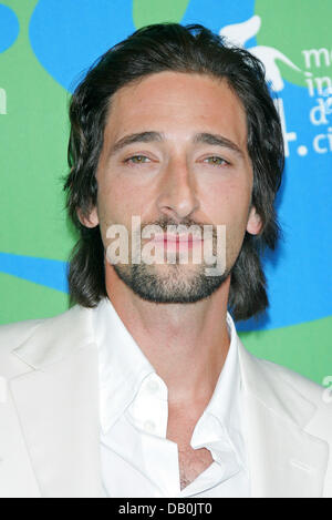 US-Schauspieler Adrien Brody kommt für die Premiere von "Darjeeling Limited" auf der 64. Internationalen Filmfestspiele in Venedig, Italien, 3. September 2007. Foto: Hubert Boesl Stockfoto