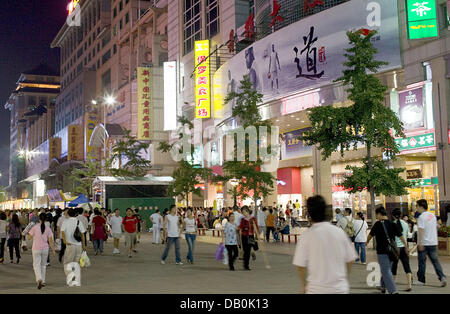 Das Bild zeigt die shopping street Wangfujing nachts in Peking, China, 27. August 2007. Foto: Peer Grimm Stockfoto