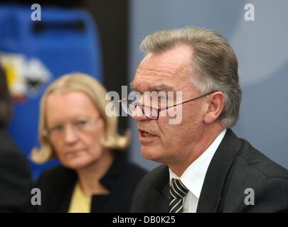 Attorney General Monika Harms und Joerg Ziercke, Präsident des der Bundesrepublik Bundeskriminalamt (BKA) sind bei der Pressekonferenz von der Bundesanwaltschaft in Karlsruhe, Deutschland, 5. September 2007 abgebildet. Drei mutmaßliche Mitglieder einer islamistischen terroristischen Gruppe wurden am 04 September verhaftet. Foto: Uli Deck Stockfoto