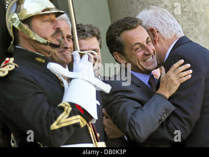 Bavarian Prime Minister Edmund Stoiber (R) wird vom französischen Präsidenten Nicolas Sarkozy im Elysee-Palast in Paris, Frankreich, 5. September 2007 begrüßt. Stoiber besucht Paris am 05 / 06 September. Foto: Peter Kneffel Stockfoto