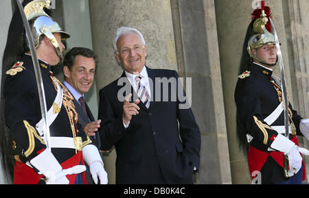 Bavarian Prime Minister Edmund Stoiber (R) wird vom französischen Präsidenten Nicolas Sarkozy im Elysee-Palast in Paris, Frankreich, 5. September 2007 begrüßt. Stoiber besucht Paris am 05 / 06 September. Foto: Peter Kneffel Stockfoto