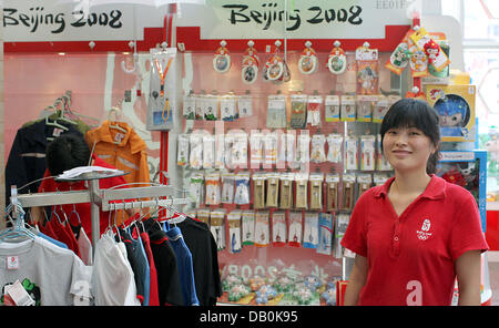 Das Bild zeigt ein Souvenirgeschäft Olympische Spiele 2008 in Peking, China, 27. August 2007. Foto: Peer Grimm Stockfoto