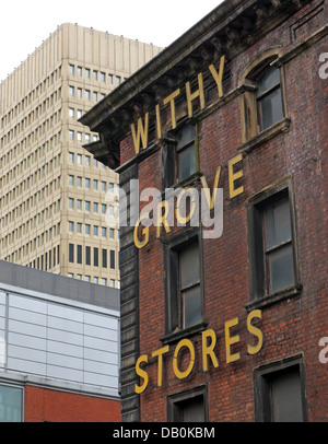 Die alte withy Grove Stores viktorianischen Gebäude in Shudehill Manchester City Centre mit der 1970er Jahre Arndale shopping precinct Stockfoto