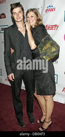 Schauspieler Sam Riley und seine Freundin Alexandra Maria Lara stellen auf der Party für den Film "Control" bei den internationalen Filmfestspielen in W Studio in Toronto, Kanada, 7. September 2007. Foto: Hubert Boesl Stockfoto