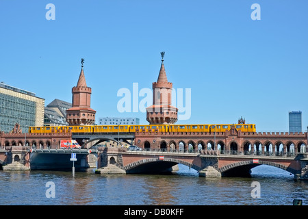 Oberbaumbruecke - Oberbaumbrücke in Berlin, Kreuzberg Stockfoto