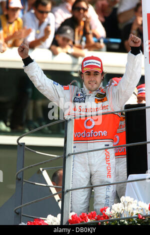 Spanische Formel1 Piloten Fernando Alonso von McLaren Mercedes feiert nach dem Sieg der italienischen Grand Prix auf der Rennstrecke in Monza, Italien, 9. September 2007.   Foto: Jens Büttner Stockfoto