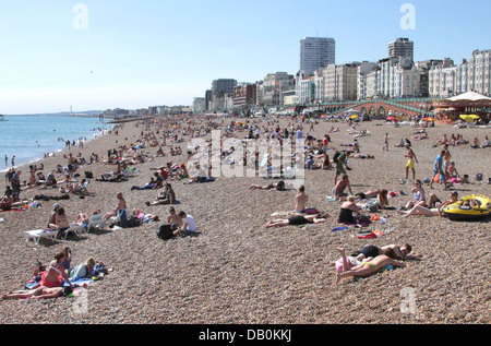 Menschen Sonnenbaden am Strand von Brighton Sussex Stockfoto