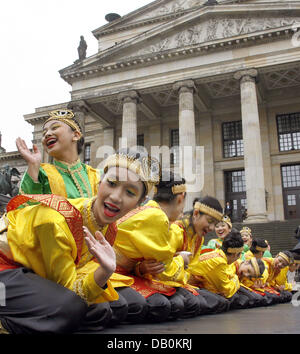 Das Bild zeigt eine Gruppe von Aceh Tracht und Durchführung einer traditionellen Tanz vor dem Theater am Gendarmenmarkt in Berlin, Deutschland, 10. September 2007. Die großen von Berlin Klaus Wowereit und der chinesische Minister für Wissenschaft und Technologie, Wan Gang eröffnet der diesjährigen Asien-Pazifik-Wochen in der deutschen Hauptstadt. Foto: Wolfgang Kumm Stockfoto