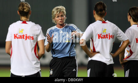 Der Trainer der deutschen Frauen-Fußball-Nationalmannschaft Silvia Neid spricht für ihre Spieler, Sonja Fuss (L) und Linda Bresonik (R) während des Trainings im Sportcenter Yuanshen Pudong in Shanghai, China, 7. September 2007. Die Weltmeisterschaft findet in China vom 10. September bis zum 30. September statt. Foto: Carmen Jaspersen Stockfoto