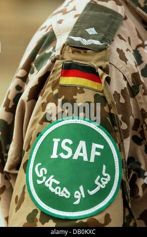 (Dpa Datei) - die Datei Bild datiert 4. August 2003 zeigt die ISAF Abzeichen auf der Uniform eines Soldaten der deutschen Bundeswehr in Kabul, Afghanistan. ISAF-Befehlshaber fördern eindringlich die Verlängerung des Bundeswehr-Mandats, wenn die Entscheidung des Deutschen Bundestages erwartet wird. Foto: Peter Kneffel Stockfoto