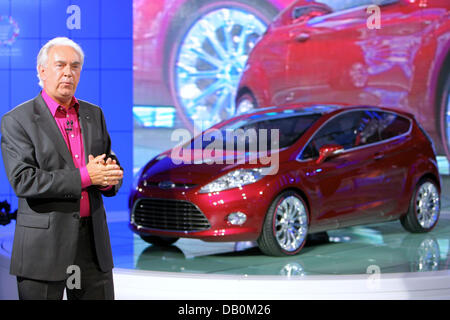 Ford Europa CEO John Fleming (R) präsentiert den neuen Ford Verve Concept auf der 62. internationalen Automobil-Ausstellung IAA in Frankfurt Main, Deutschland, 11. September 2007. Der diesjährigen IAA, die weltweit bedeutendste Fachmesse auf Autos, sollte werden alle über die globale Erwärmung, wenn mehr als 260 neue Modelle, davon 88 Weltpremieren, werden vom 13. bis 23. September vorgestellt. Foto: Arne Dedert Stockfoto