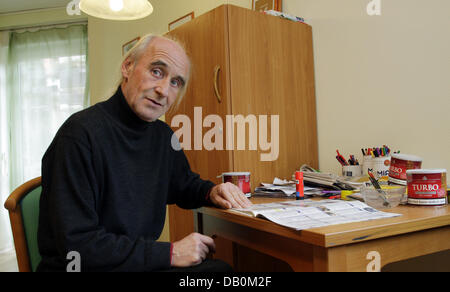 Der Mann mit dem verlorenen Gedächtnis bezogen auf sich selbst als "Karl" in seiner Pflege zu Hause Zimmer in der Nähe von Heidelberg, Deutschland, 11. September 2007 abgebildet. Mehr als ein Jahr, nachdem er am Mannheimer Hauptbahnhof die Identität erschien ist geklärt. Heidelberg-Polizei informiert, der Mann 60-j hrige Norman M. aus Edinburgh, Schottland, ist wie ein Fingerabdruck-Vergleich unter der Leitung von Interpol London, UK Stockfoto