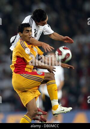 Deutschlands Piotr Trochowski (oben) wetteifert für einen Header mit Rumäniens Banel Nicolita während der Länderspiel Deutschland vs. Rumänien im RheinEnergieStadion in Köln, Deutschland, 12. September 2007. Foto: Oliver Berg Stockfoto