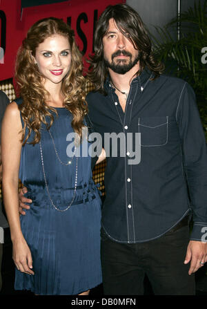 Dave Grohl von der Band "Foo Fighters" und seine Frau Jordyn Blum für die MTV Video Music Awards 2007 kommen statt im Palms Hotel and Casino in Las Vegas, USA, 9. September 2007. Foto: Hubert Boesl Stockfoto