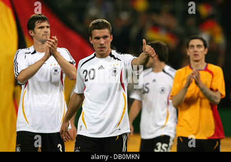 Deutsche Spieler Arne Friedrich (L-R), Lukas Podolski, Gonzalo Castro und Roberto Hilbert feiern auf dem Spielfeld vor einer großen deutschen Nationalflagge nach Fußball freundlich Deutschland Vs Rumänien im RheinEnergie-Stadion in Köln, Deutschland, 12. September 2007. Deutschland gewann 3:1. Foto: Achim Scheidemann Stockfoto