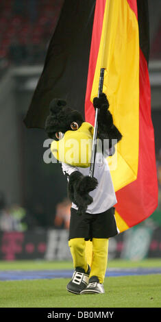 Paule, Maskottchen des deutschen Fußball-Bundes (DFB), Wellen die deutsche Flagge vor der freundlichen Deutschland Vs Rumänien im RheinEnergie-Stadion in Köln, Deutschland, 12. September 2007. Deutschland gewann das Spiel 3: 1. Foto: Achim Scheidemann Stockfoto