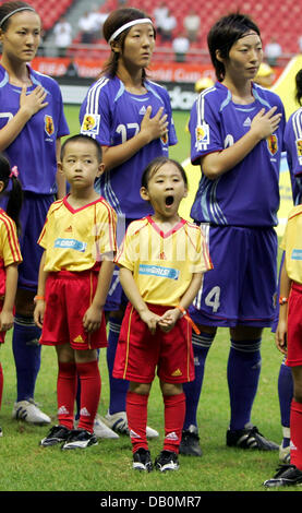 Japan-Nationalspieler singen die Nationalhymne vor der FIFA Frauen WM Gruppe ein Match Argentinien Vs Japan Honhkou Fußball-Stadion von Shanghai, China, 14. September 2007. Foto: Carmen Jaspersen Stockfoto