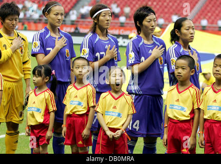 Japan-Nationalspieler singen die Nationalhymne vor der FIFA Frauen WM Gruppe ein Match Argentinien Vs Japan Honhkou Fußball-Stadion von Shanghai, China, 14. September 2007. Foto: Carmen Jaspersen Stockfoto