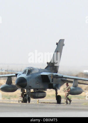 (Datei) - die Datei Bild datiert 9. September 2007 zeigt ein Bundeswehr Tornado-Jet von einem rechnen Mission in der Bundeswehr-Flugplatz Mazar-e-Sharif, Afghanistan zurückgekehrt. Mitglieder der grünen Bundestags Fraktion rufen die Bundesregierung liefern beweist, dass die gefährlichere Einsatz von Bundeswehr-Tornados "unverzichtbar" für den Erfolg der ISAF-Truppen der NATO. Kurz befor Stockfoto