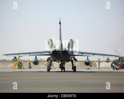 (Datei) - die Datei Bild datiert 9. September 2007 zeigt ein Bundeswehr Tornado-Jet von einem rechnen Mission in der Bundeswehr-Flugplatz Mazar-e-Sharif, Afghanistan zurückgekehrt. Mitglieder der grünen Bundestags Fraktion rufen die Bundesregierung liefern beweist, dass die gefährlichere Einsatz von Bundeswehr-Tornados "unverzichtbar" für den Erfolg der ISAF-Truppen der NATO. Kurz befor Stockfoto