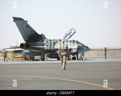 (Datei) - die Datei Bild datiert 9. September 2007 zeigt ein Bundeswehr Tornado-Jet von einem rechnen Mission in der Bundeswehr-Flugplatz Mazar-e-Sharif, Afghanistan zurückgekehrt. Mitglieder der grünen Bundestags Fraktion rufen die Bundesregierung liefern beweist, dass die gefährlichere Einsatz von Bundeswehr-Tornados "unverzichtbar" für den Erfolg der ISAF-Truppen der NATO. Kurz befor Stockfoto