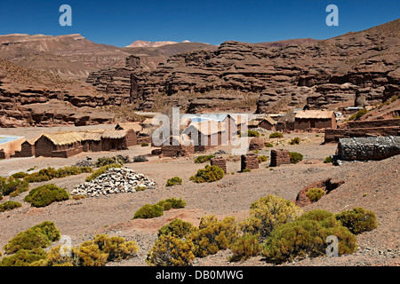 typisches Dorf mit Adobe Häusern in der Nähe von San Antonio de Lipez, Anden, Bolivien, Südamerika Stockfoto