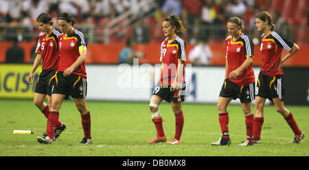 (L-R) Deutschlands Annike Krahn, Birgit Prinz, Fatmire Bajramaj, Kerstin Stegemann und Kerstin Garefrekes verlassen die Tonhöhe Disappoinrted nach 2007 FIFA Frauen WM Gruppe ein Spiel England gegen Deutschland im Honhkou Fußball-Stadion von Shanghai, China, 14. September 2007. Das Spiel endete mit einem torlosen Remis. Foto: Carmen Jaspersen Stockfoto