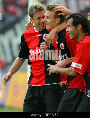 Frankfurter Alexander Meier (C) ist für seine 2: 1-Score von seinen Teamkollegen Marco Russ (L) und Naohiro Takahara während der Bundesliga Eintracht Frankfurt gegen Hamburger SV im Stadion Commerzbank Arena in Frankfurt am Main, 15. September 2007 entsprechen. Foto: Arne Dedert (Achtung: Zeitraum blockieren! Die DFL erlaubt weitere Nutzung der Bilder im IPTV, mobile Dienste und andere Stockfoto