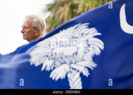 Charleston Bürgermeister Joe Riley umrahmt von einem South Carolina Flagge bereitet, während einer Zeremonie, die Enthüllung eines Denkmals zu Ehren der alle schwarzen 54. Massachusetts freiwillige Infanterie auf dem 150. Jahrestag des Angriffs auf Batterie Wagner 21. Juli 2013 in Charleston, SC. legen Die Schlacht im Film 'Ruhm' nahm in den Gedenkzustand versetzt in Charleston und war die erste große Schlacht von einer alle schwarzen Regiment. Stockfoto