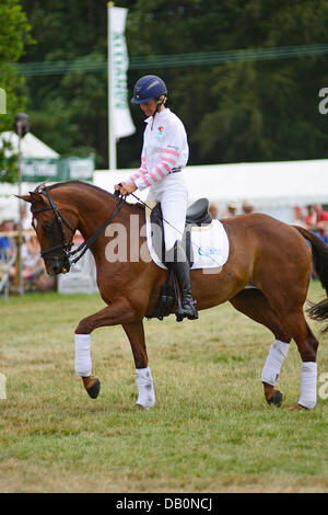 Alcester, Warwickshire. 21. Juli 2013. Lucinda Fredericks auf Headley Britannia in den Ring an der CLA Game Fair, Ragley Hall, Alcester, Warwickshire, 19,20, 21. Juli. Foto von John Robertson, 2013. Bildnachweis: John Robertson/Alamy Live-Nachrichten Stockfoto