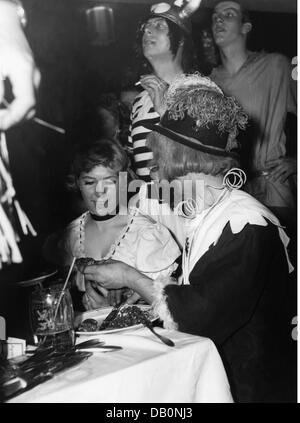 Festlichkeiten, Karneval, Fest des 'Deutschen Ritter', kostümiertes Paar beim Essen am Tisch, Löwenbräukeller, München, 1957, Zusatz-Rechte-Clearenzen-nicht vorhanden Stockfoto