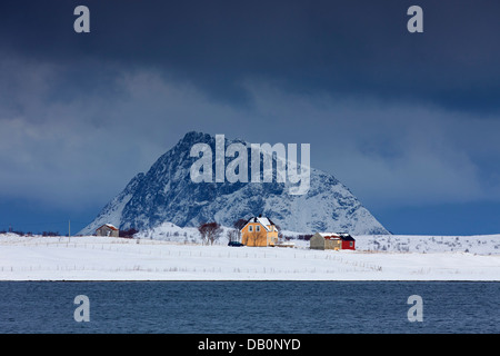 Isolierte Holzhütte am Limstranden im Schnee im Winter, Vestvågøya, Leknes, Lofoten, Nordland, Norwegen, Skandinavien Stockfoto