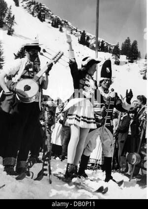 Festlichkeiten, Karneval, Skikarneval, Skikarneval, Skisportler in Kostümen des Kölner Karnevals, Firstalm, Schliersee, 1957, Zusatzrechte-Clearences-nicht verfügbar Stockfoto