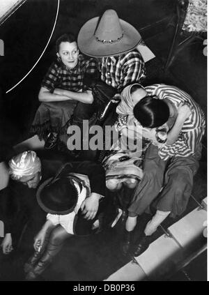 Festlichkeiten, Karneval, kostümierte Paare auf der Treppe, 1930er Jahre, Zusatzrechte-Clearences-nicht vorhanden Stockfoto