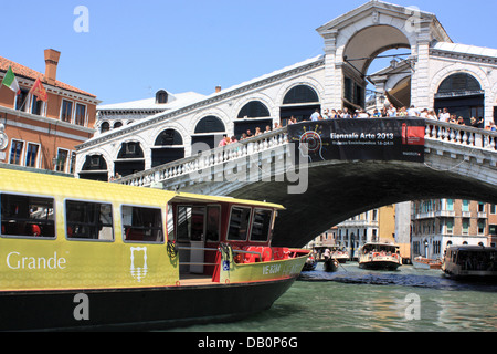 Vaporetto Dell - Sightseeing-Boot am Ponte di Rialto-Brücke Stockfoto