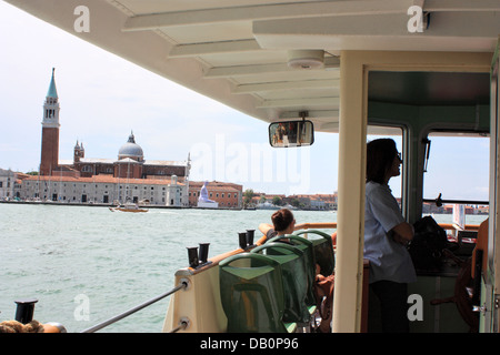 Vaporetto Nr. 2 auf dem Weg zur Insel San Giorgio Maggiore, Venedig Stockfoto