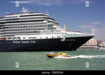 Kreuzfahrtschiff Nieuw Amsterdam, IMO 9378450 und venezianischen Ambulanz-Boot. Stockfoto