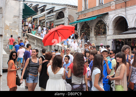 Glückliche junge Menschen auf einer geführten Tour in Venedig (vor der Rialto-Brücke). Stockfoto