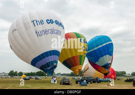 Heißluft Ballons aufgeblasen wird. Stockfoto