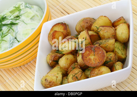 Beilagen Bratkartoffeln und Gurkensalat Stockfoto