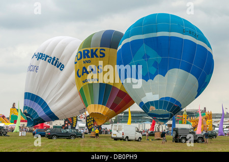 Heißluft Ballons aufgeblasen wird. Stockfoto