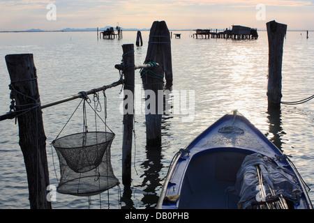 Fischer ist auf Stelzen auf der Insel Pellestrina vergossen. Stockfoto